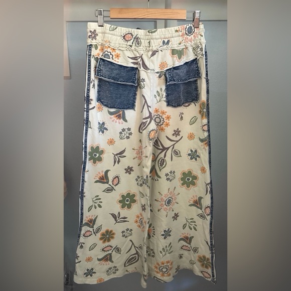Easel Terry Knit Floral Print Wide-Leg Pants with Denim Pockets NWOT Small - Picture 11 of 11